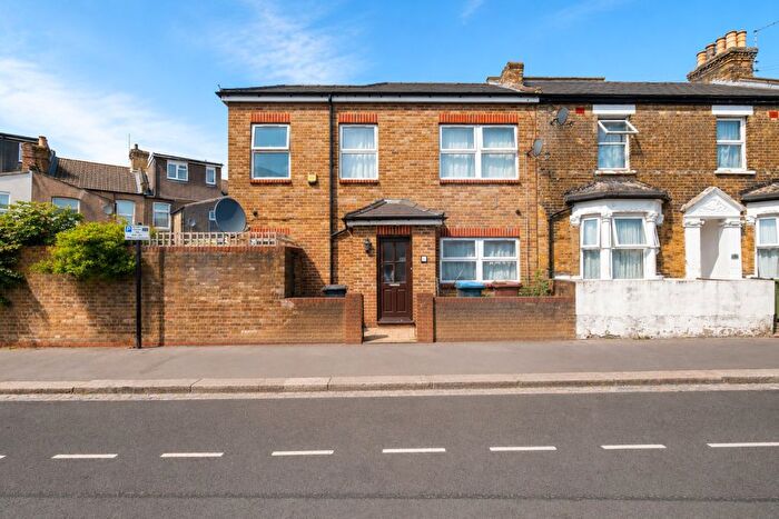 1 Bedroom End Of Terrace House For Sale In Elsham Road, London, E11