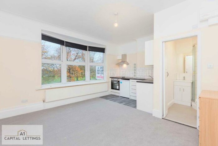 Apartment To Rent In Aldermans Hill, Palmers Green, N13