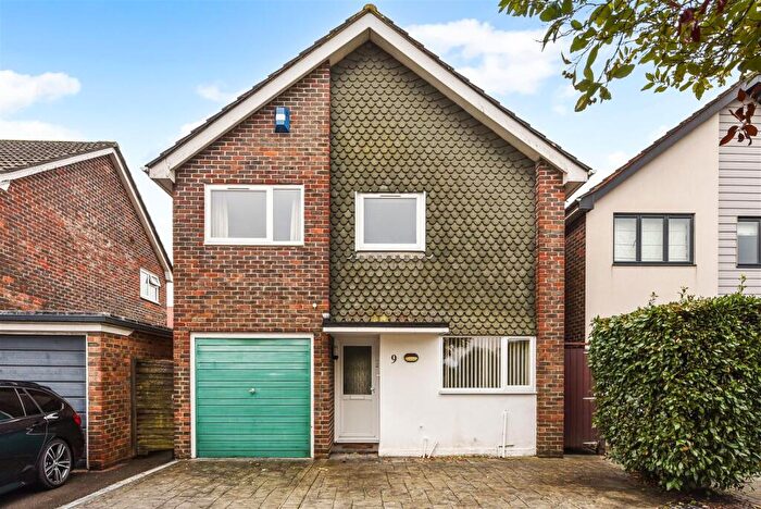 4 Bedroom Detached House For Sale In Clydesdale Avenue, Chichester, PO19