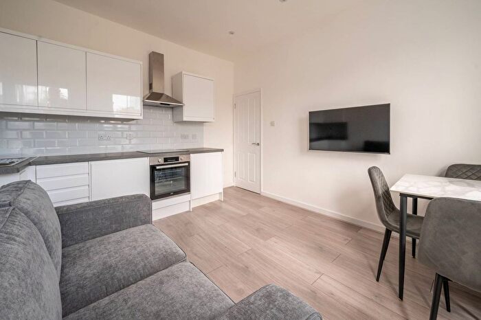 2 Bedroom Flat To Rent In Palmerston Road, Forest Gate, London, E7