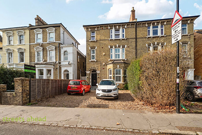 2 Bedroom Apartment For Sale In Woodside Green, London, SE25
