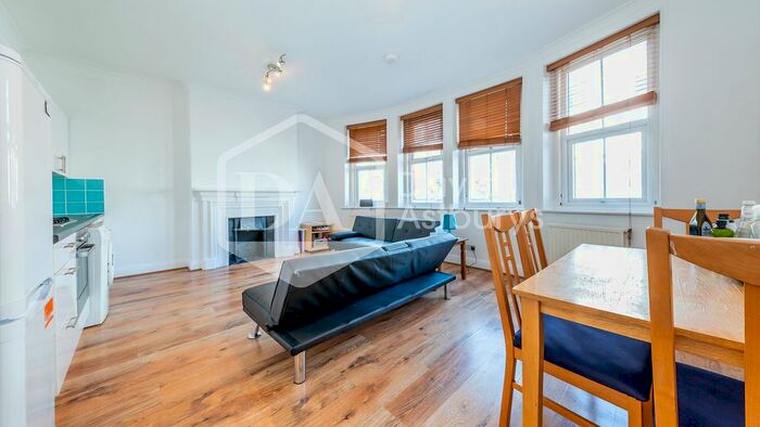 3 Bedroom Flat To Rent In Grand Parade, Green Lanes, London, N4