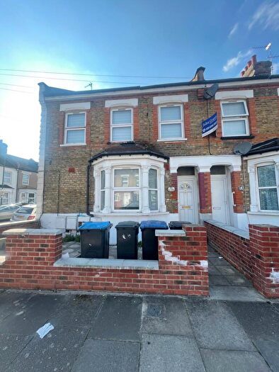 Studio To Rent In Warwick Road, London, N18
