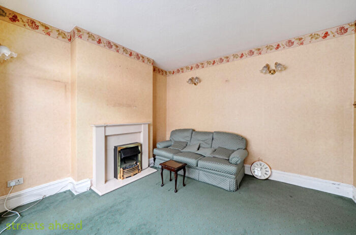 3 Bedroom Terraced House For Sale In Lyndhurst Road, Thornton Heath, CR7