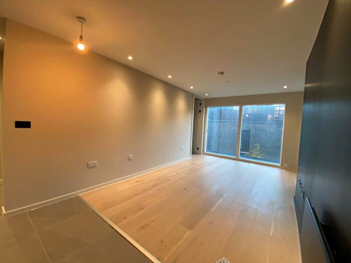 2 Bedroom Apartment To Rent In City Gardens, Castlefield, M15