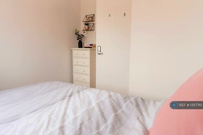 5 Bedroom Detached House To Rent In St. Annes Close, Winchester, SO22