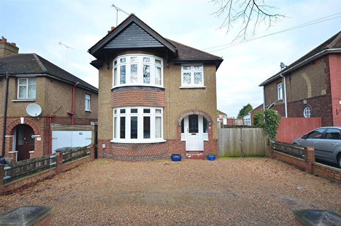 4 Bedroom Detached House For Sale In Limbury Road, Luton, LU3