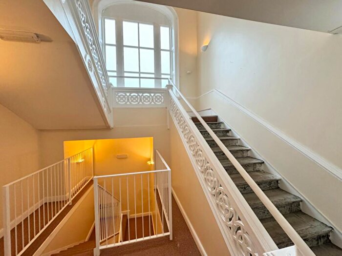 1 Bedroom Flat To Rent In Moorside Avenue, Huddersfield, West Yorkshire, HD4