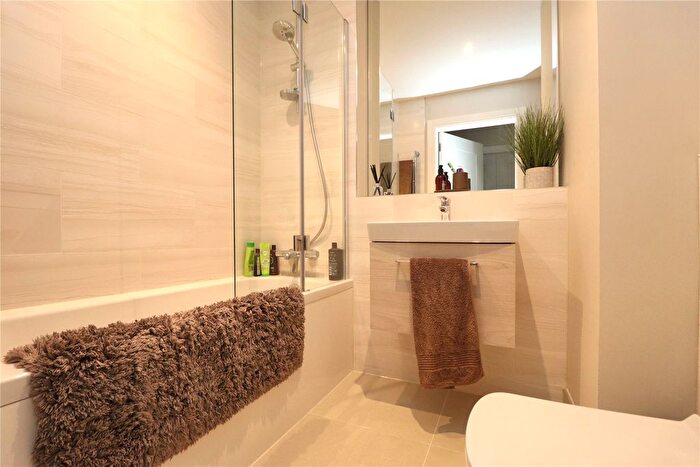 1 Bedroom Flat For Sale In Monument Road, Woking, GU21
