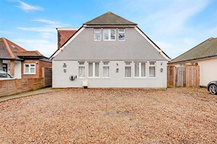 4 Bedroom Detached House For Sale In Old Farm Road, Hampton, TW12