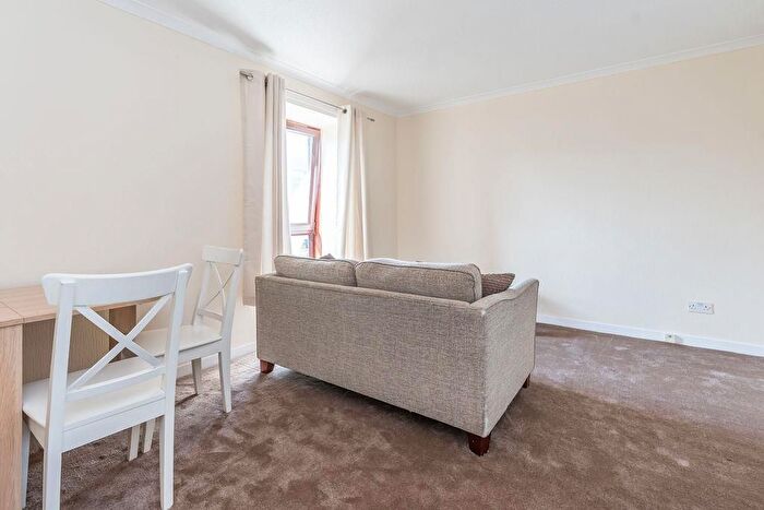 2 Bedroom Flat To Rent In Westbank Place, Edinburgh, EH15