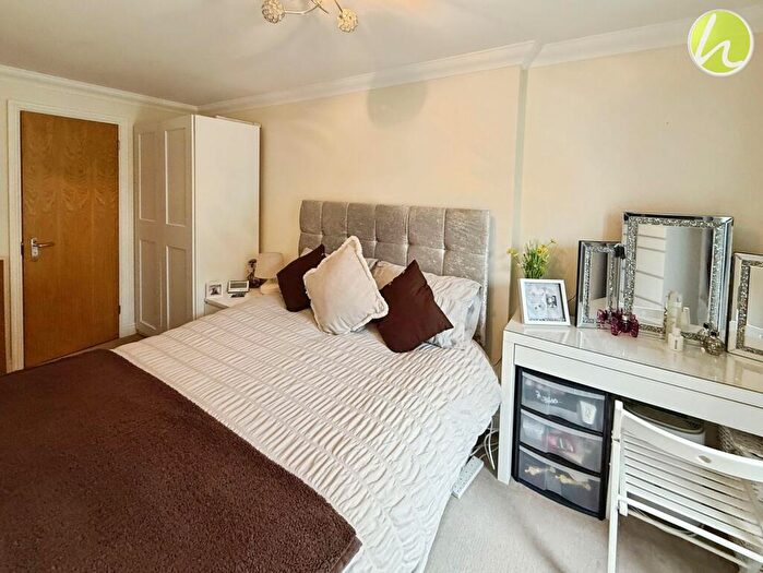 2 Bedroom Flat For Sale In King Street, Stanford-Le-Hope, SS17
