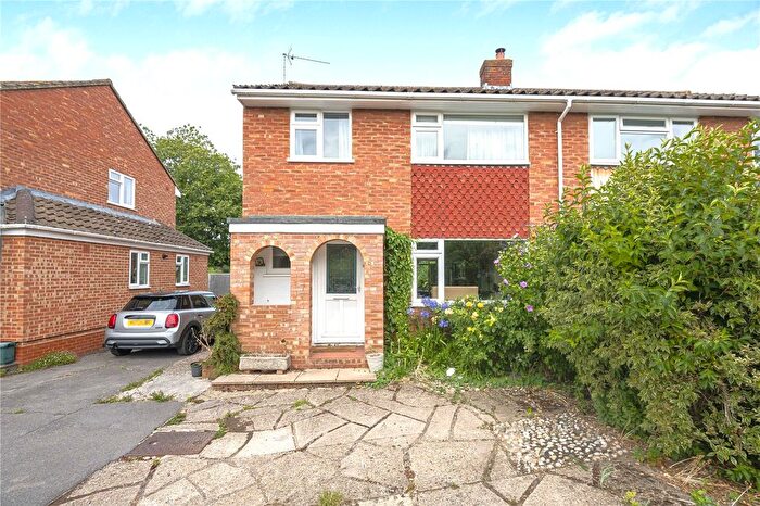 3 Bedroom Semi Detached House For Sale In Elizabeth Close, RG9