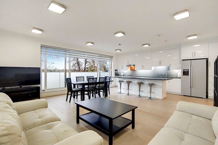 3 Bedroom Flat To Rent In Elm Avenue, London, W5