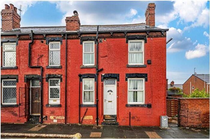 2 Bedroom End Of Terrace House To Rent In South End Mount, Leeds, LS13