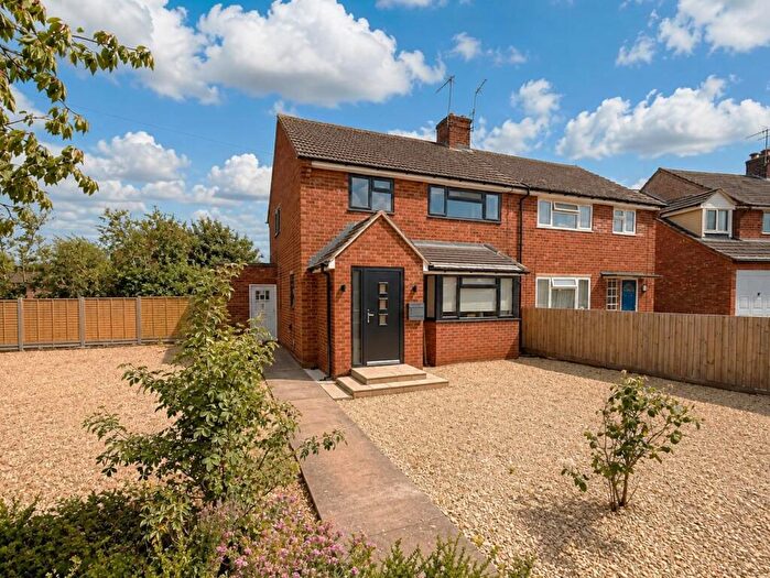 3 Bedroom Semi-Detached House For Sale In West Green Drive, Stratford-upon-Avon, CV37