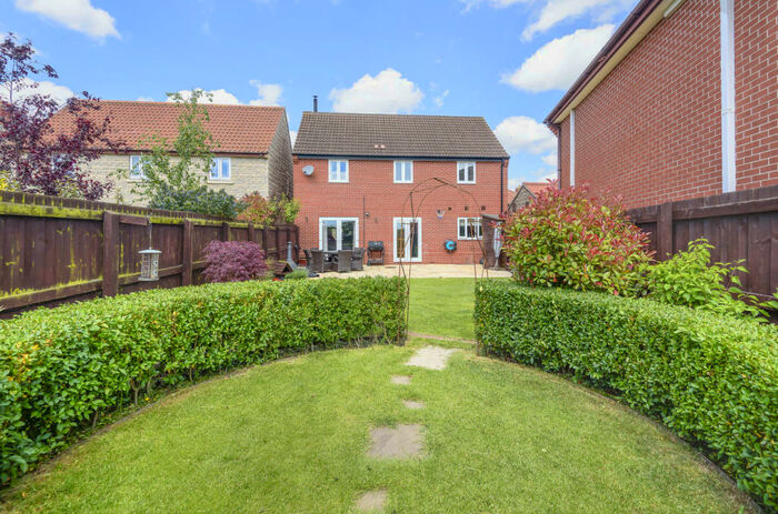 5 Bedroom Detached House For Sale In Middle Farm Close, Dauntsey, SN15