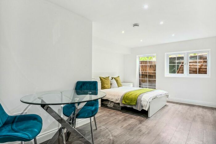 1 Bedroom Flat To Rent In Sandycombe Road, Richmond, TW9