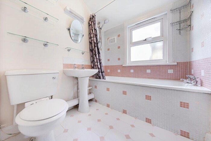 1 Bedroom Flat To Rent In Ravenslea Road, London, SW12
