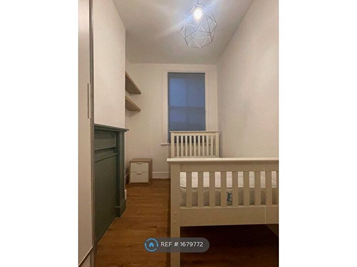 2 Bedroom Flat To Rent In Davisville Road, London, W12