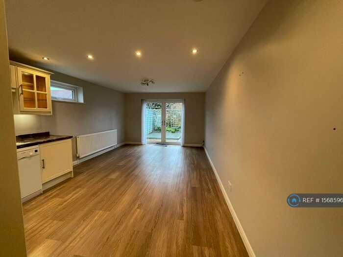 1 Bedroom End Of Terrace House To Rent In Forest Road, Windsor, SL4