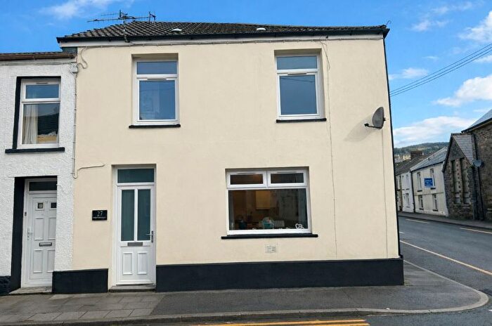 3 Bedroom End Of Terrace House For Sale In Yew Street, Troedyrhiw, CF48