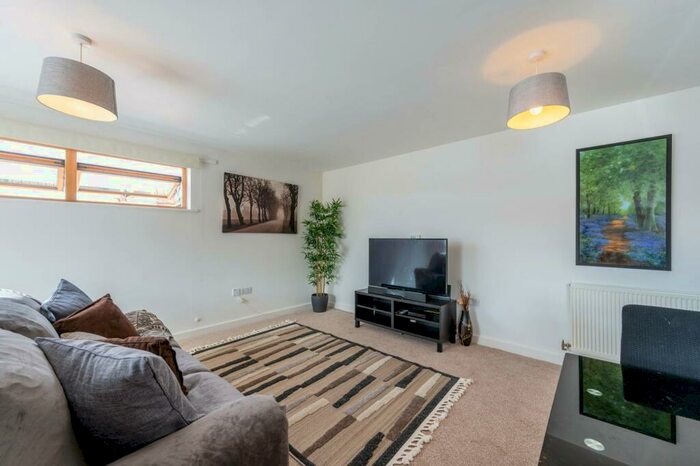 2 Bedroom Flat To Rent In Carshalton Road, Sutton, Carshalton, SM5