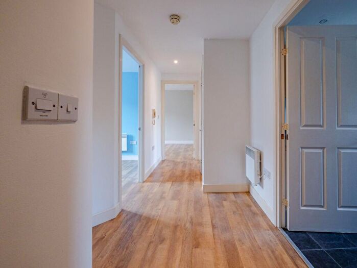 2 Bedroom Apartment For Sale In Priory Chase, Rayleigh, SS6