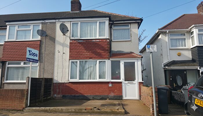 3 Bedroom End Of Terrace House For Sale In New Road, Dagenham, RM10
