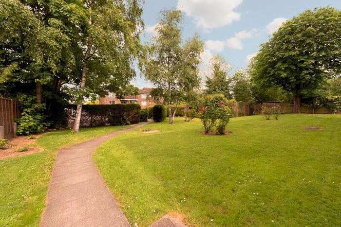 2 Bedroom Flat For Sale In Hunt Court, Chase Side, N14