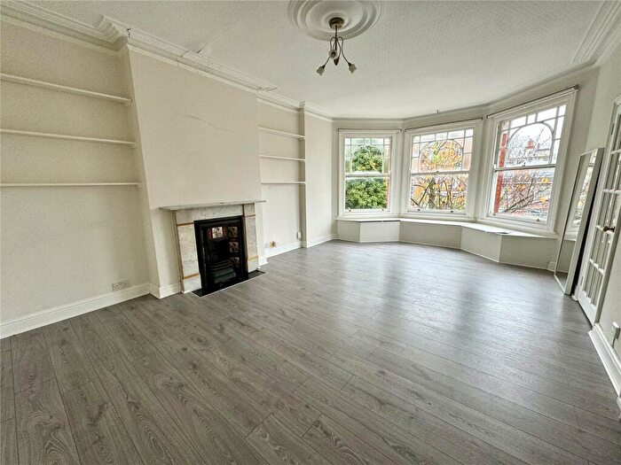 3 Bedroom Apartment To Rent In Colney Hatch Lane, Muswell Hill, London, N10