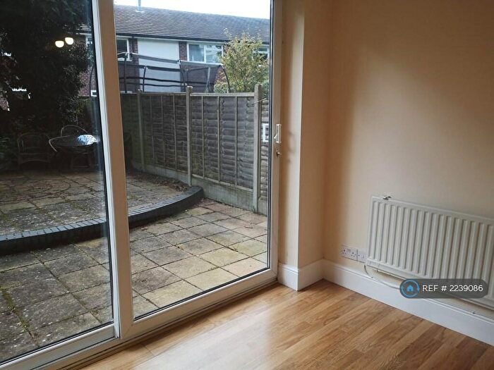 2 Bedroom Flat To Rent In Harwood Grove, Shirley, Solihull, B90