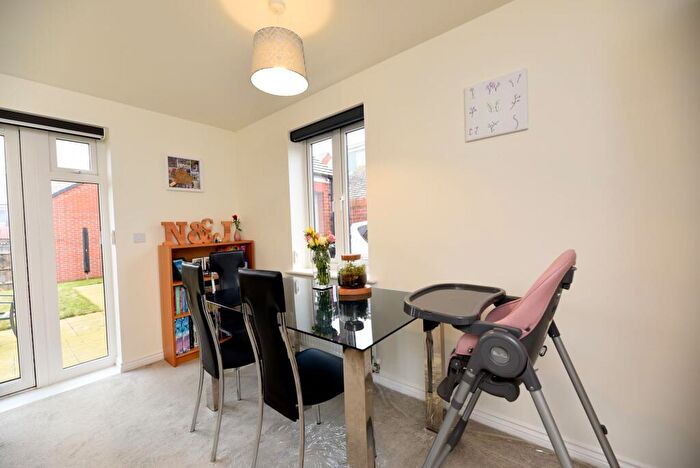 3 Bedroom Semi-Detached House For Sale In Gibbens Croft, Biggleswade, SG18 - Photo 3