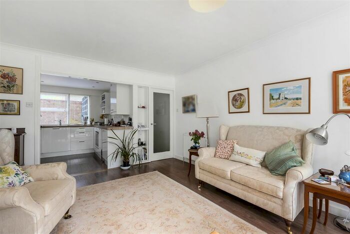 2 Bedroom Flat To Rent In Parkleys, Richmond, TW10
