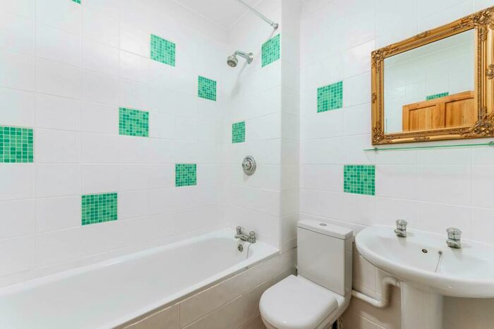 2 Bedroom Flat To Rent In Cintra Park, Crystal Palace, London, SE19