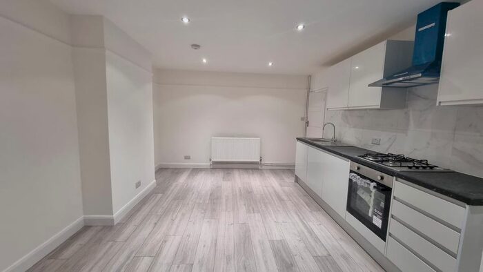 2 Bedroom Flat To Rent In Watford Way, London, NW4