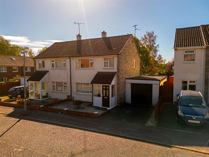 3 Bedroom Semi-detached House For Sale In Ivinghoe View, Aylesbury, HP20
