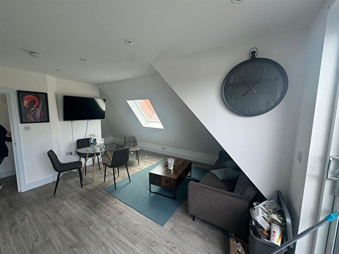 2 Bedroom Flat To Rent In Vivian Avenue, London, NW4