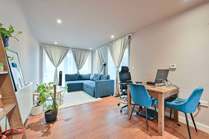 2 Bedroom Flat To Rent In Hitchin Lane, Stanmore, Stanmore, HA7