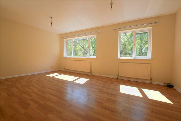 3 Bedroom Flat To Rent In Yorktown Road, Sandhurst, Berkshire, GU47