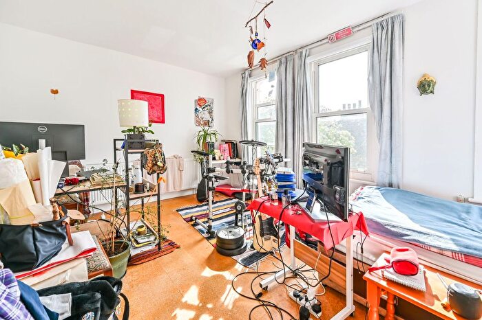 2 Bedroom Flat To Rent In Vaughan Road, Camberwell, London, SE5