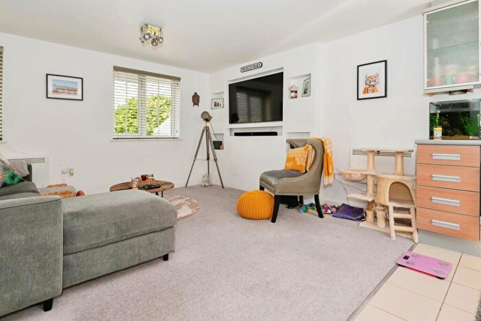 1 Bedroom Flat For Sale In Russett Way, Dunstable, Bedfordshire, LU5