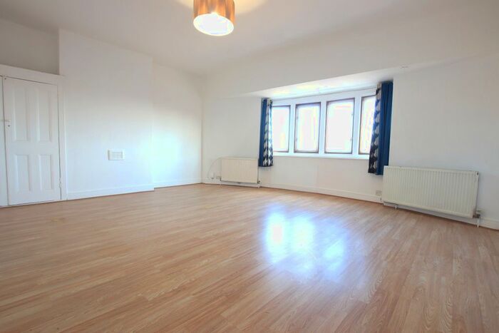 3 Bedroom Maisonette To Rent In Green Lanes, London, N13