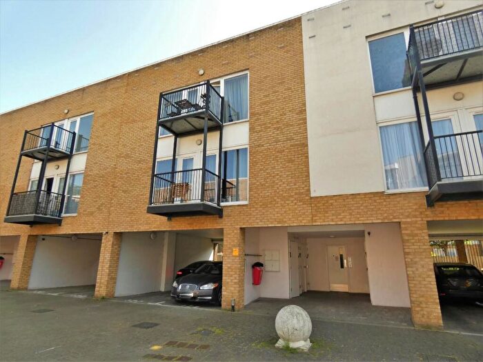 2 Bedroom Flat For Sale In Spencer Court, Gravesend, Kent, DA12