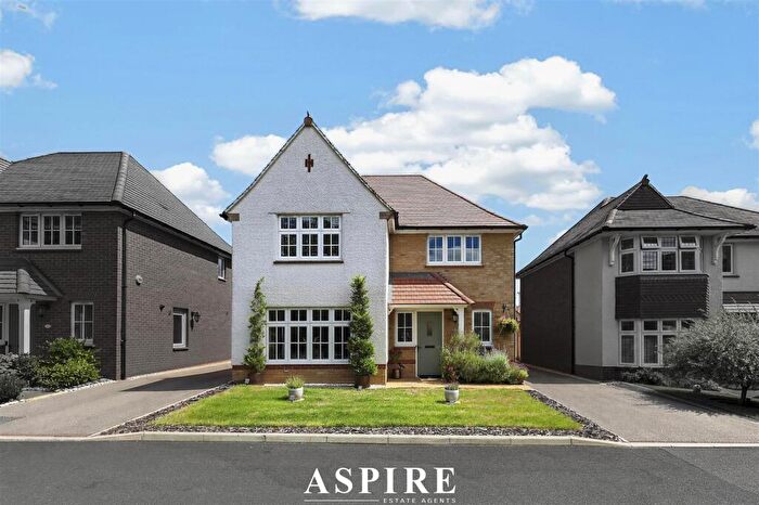 4 Bedroom Detached House For Sale In Dixon Link, Basildon, SS16