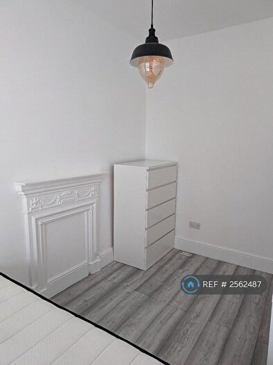 1 Bedroom Flat To Rent In Brownlow Road, London, N11