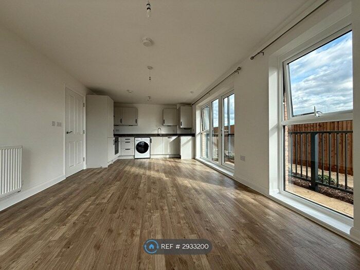 2 Bedroom Flat To Rent In Templers Street, Swindon, SN1