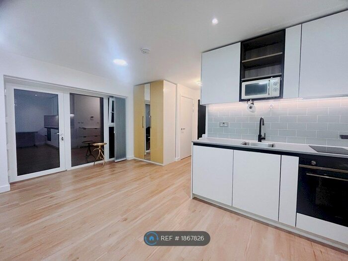Studio To Rent In Commander Avenue, London, NW9