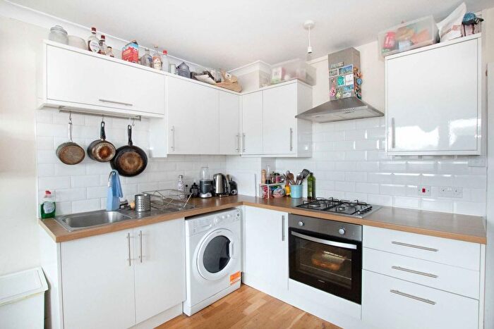3 Bedroom Flat To Rent In Sidney Street, London, E1