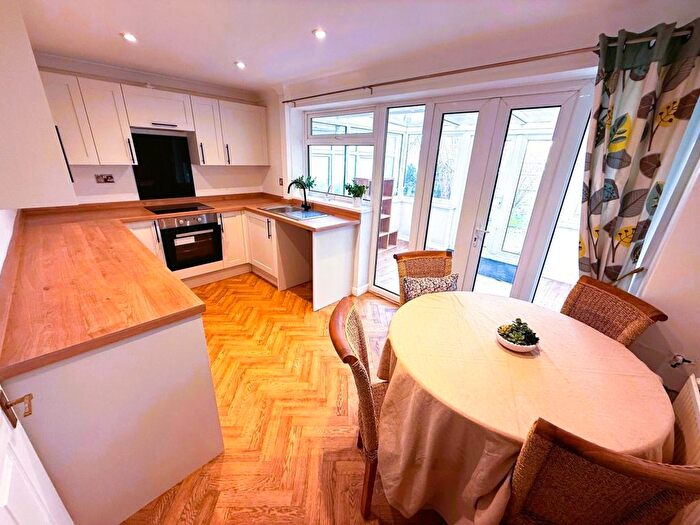 3 Bedroom Semi Detached House To Rent In Glenwood Crescent, Chapeltown, S35